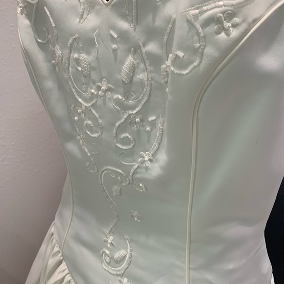 🚫SOLD🚫Size 12 Ivory Sample Wedding Dress With Train, Embroidery And Beading - Picture 6 of 12